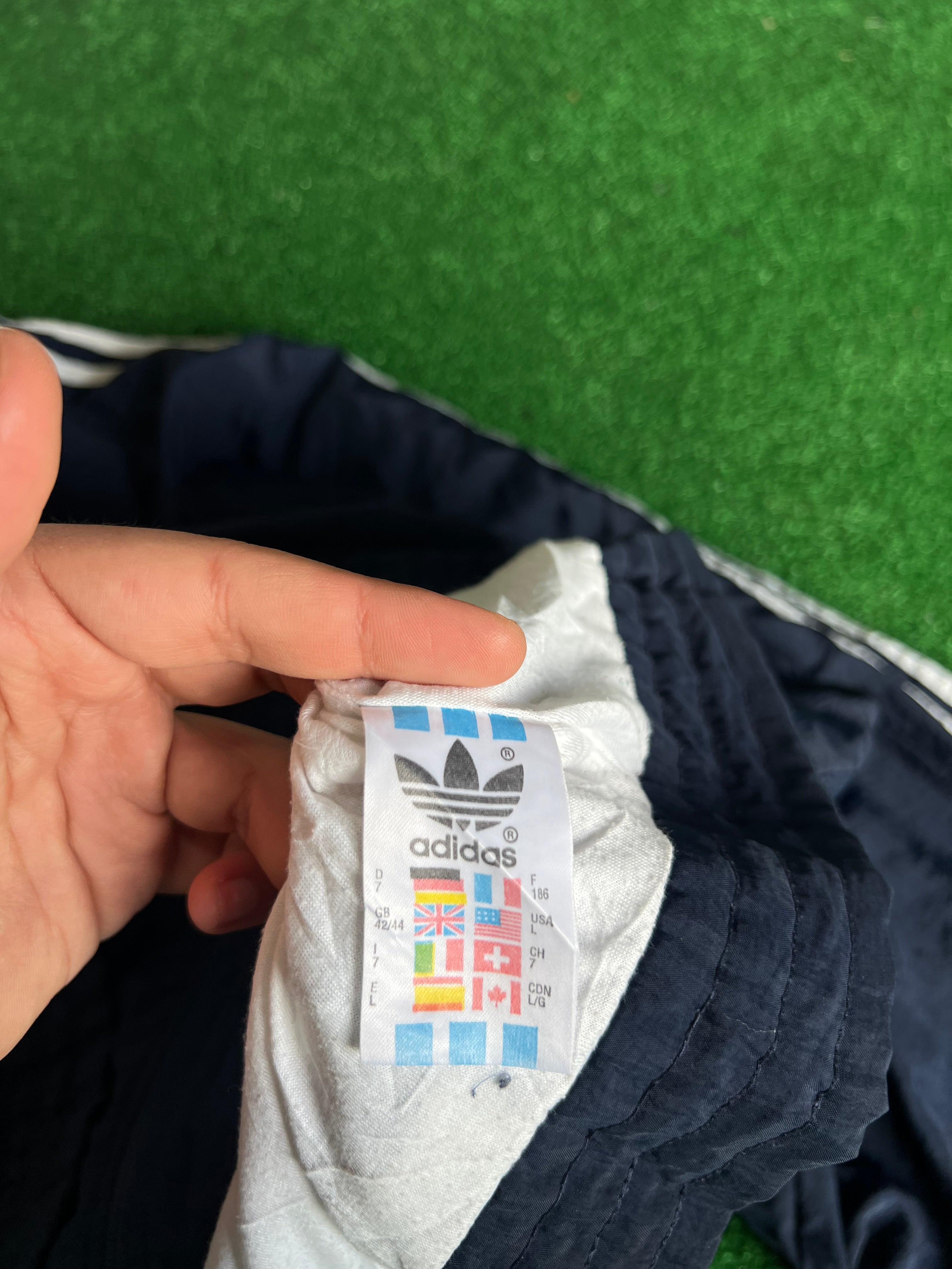 Adidas vintage windbreaker (XL)