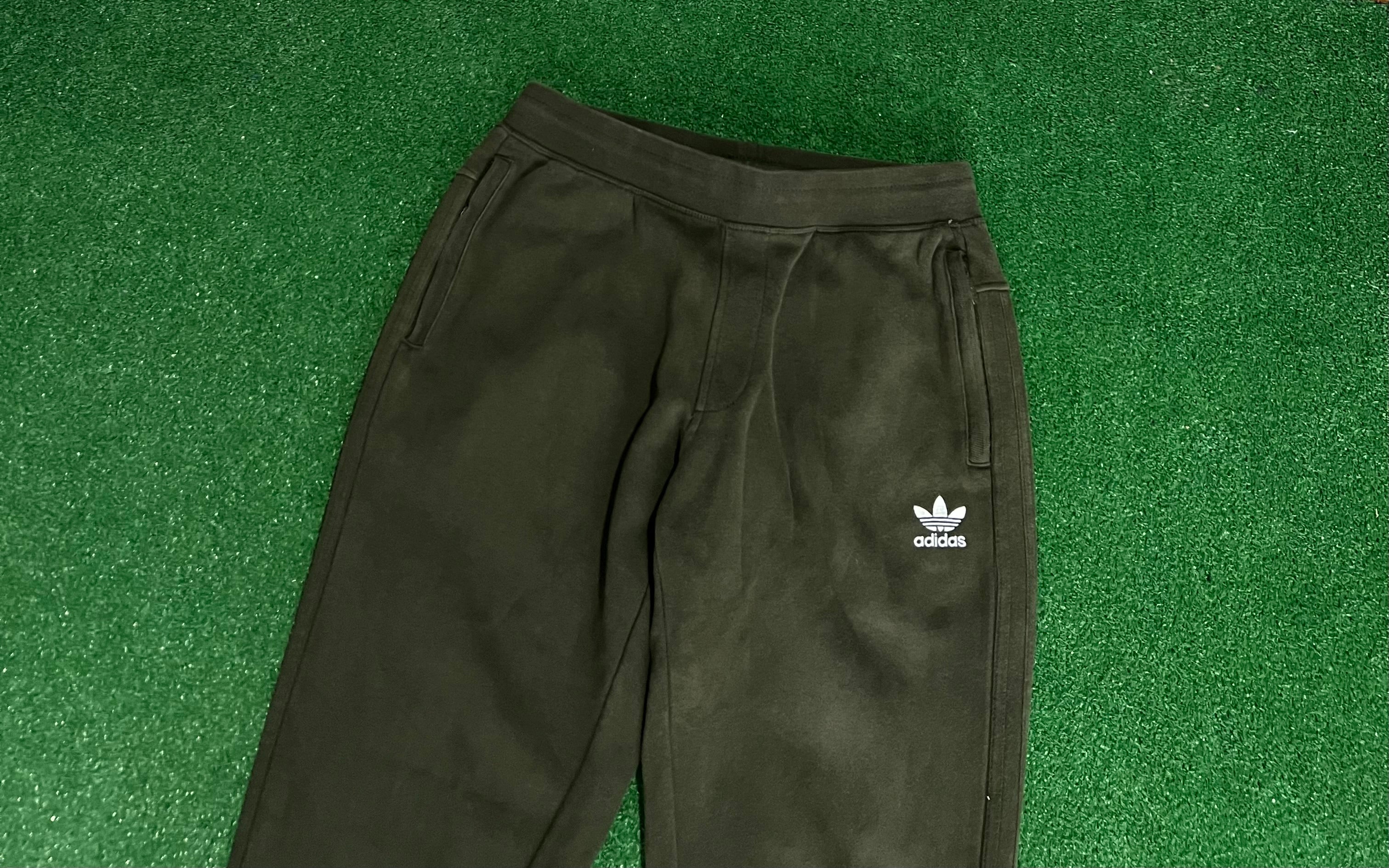 Adidas olive sweatpants (M)