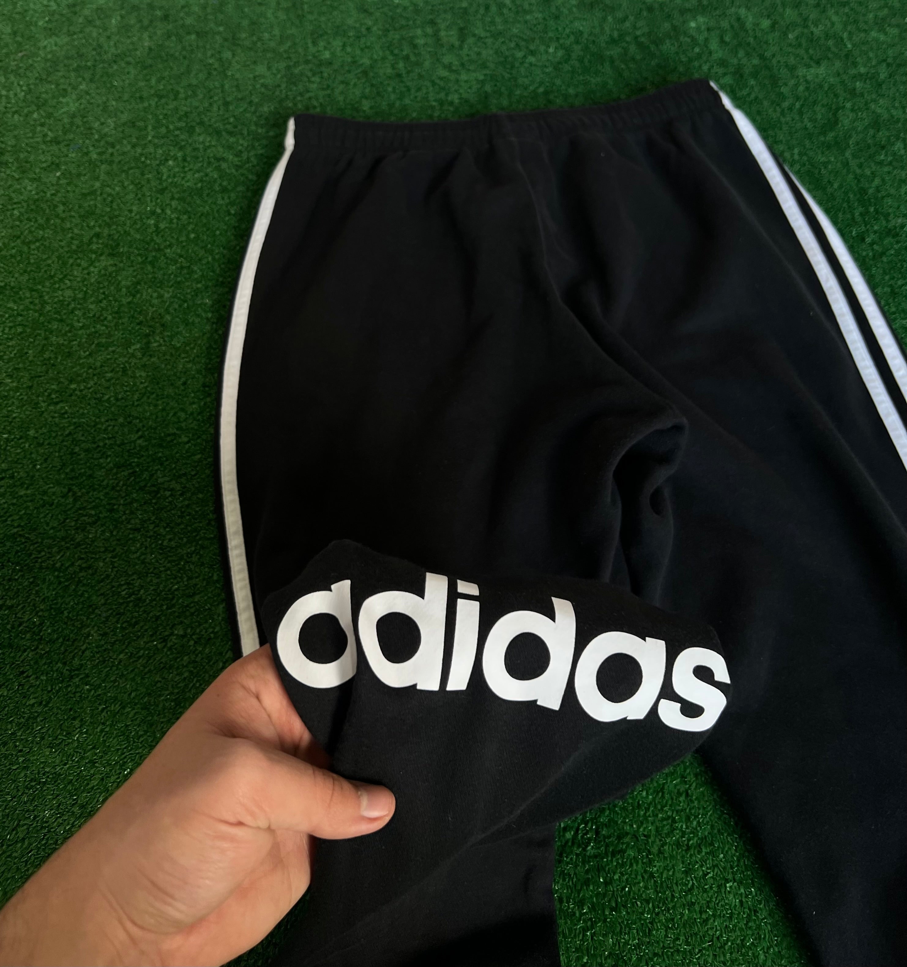 Adidas sweatpants (M)