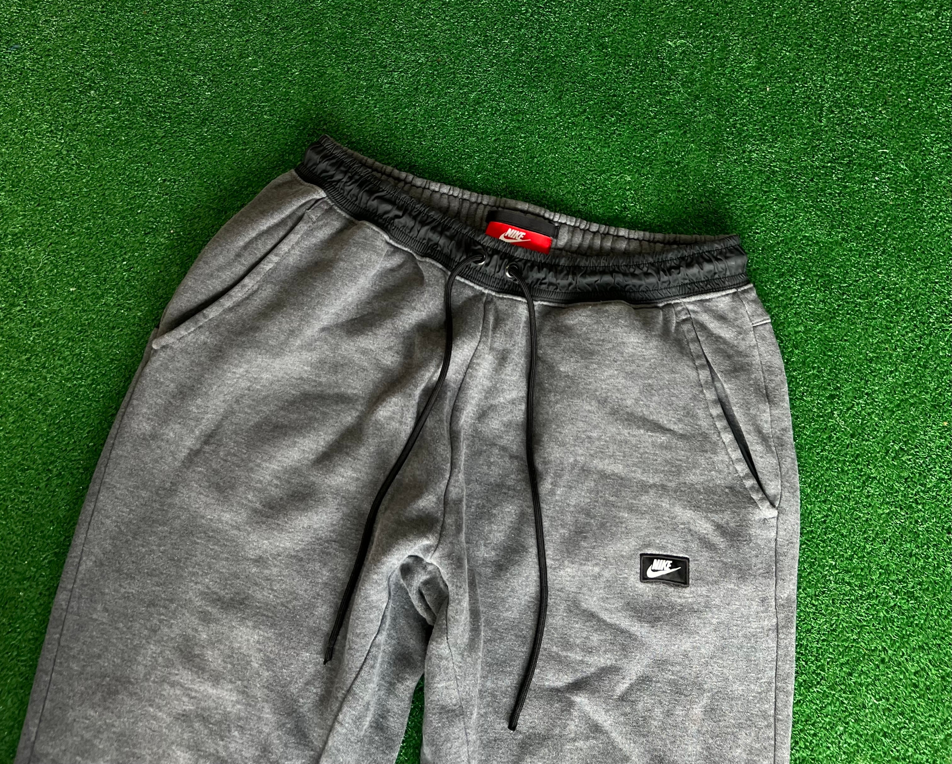 Nike sweatpants (L)